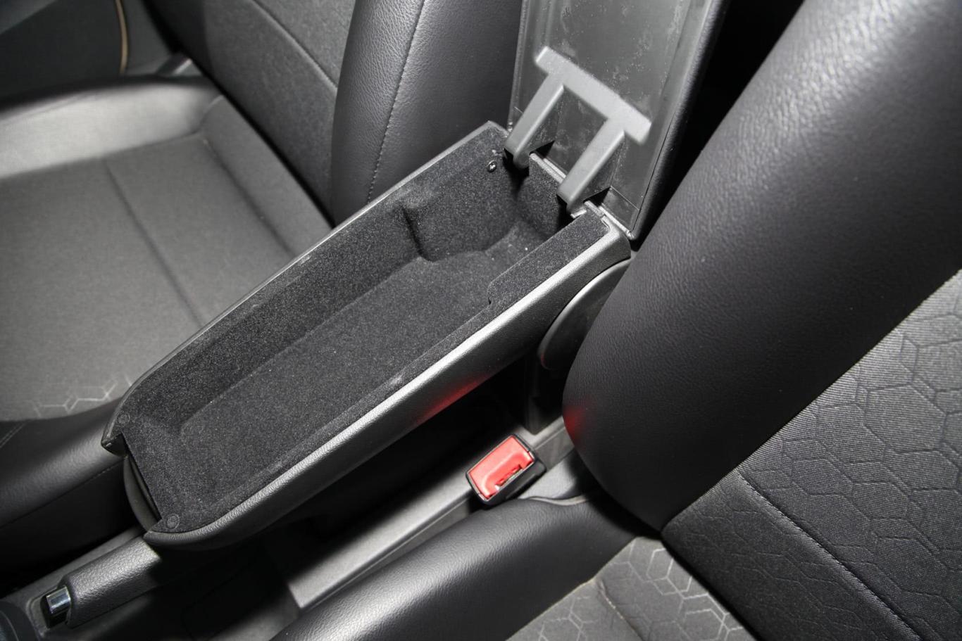 桑塔纳1.6l 手动 舒适版前排中央扶手箱空间