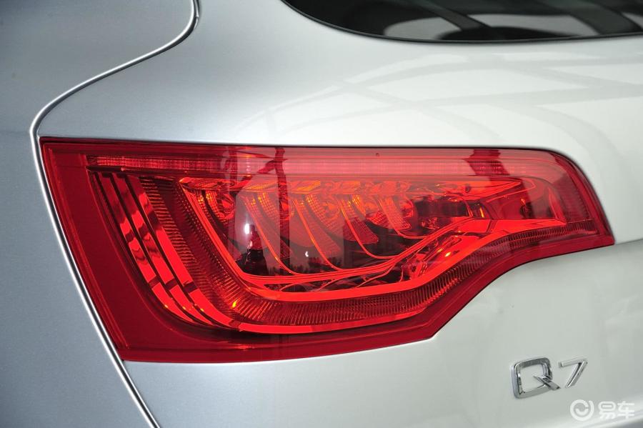 【奥迪q72014款35 tfsi quattro 进取型尾灯侧45度俯拍汽车图片-汽车