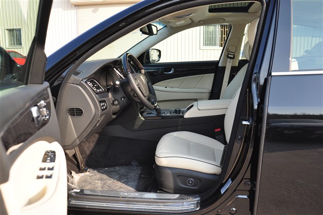 高出起亚k9不少,轴距上300mm的提升将给后排带来更加宽敞的腿部空间