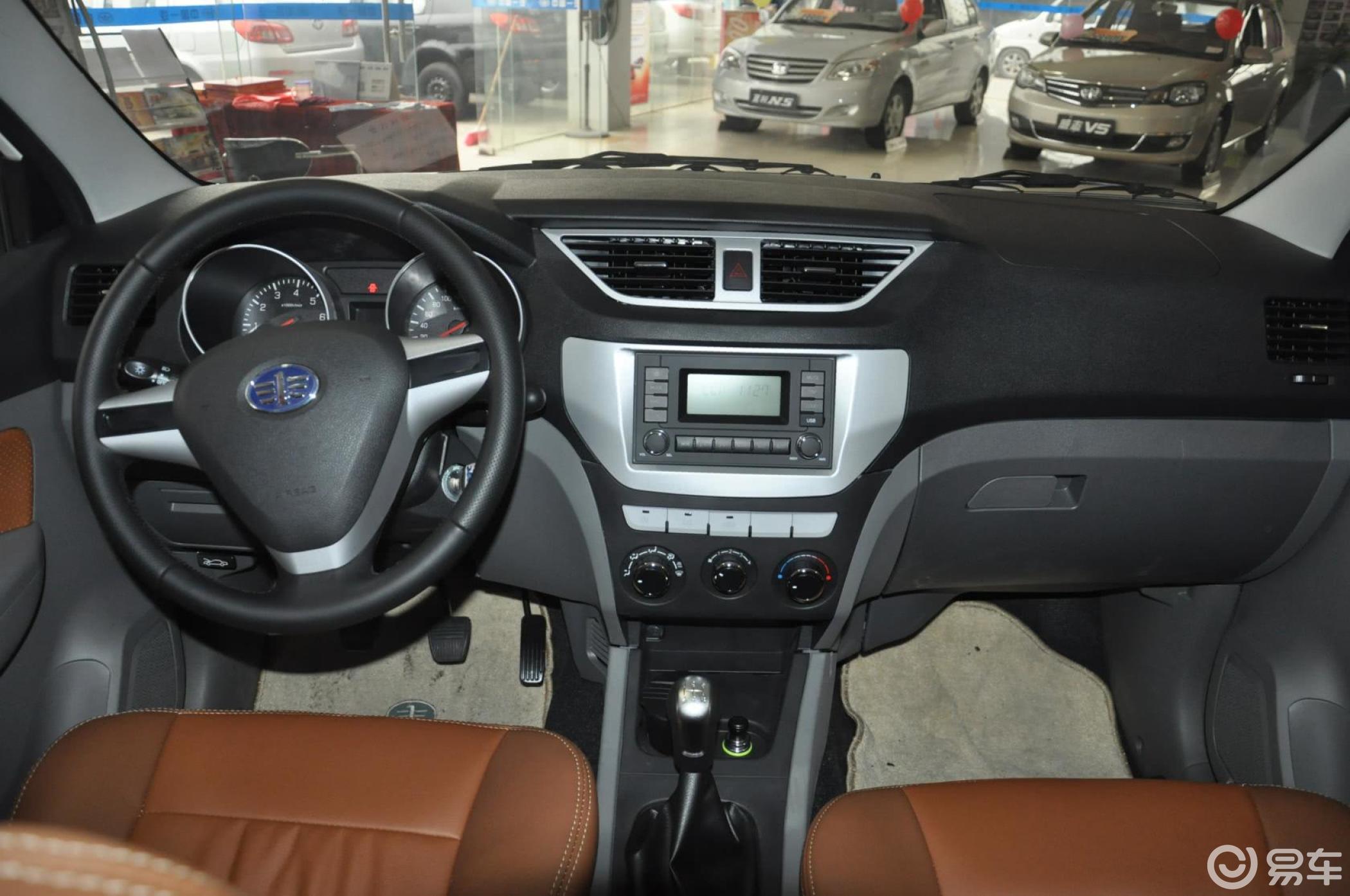 5l 手动 都市时尚版 5座内饰全景正拍汽车图片-汽车图片大全】-易车
