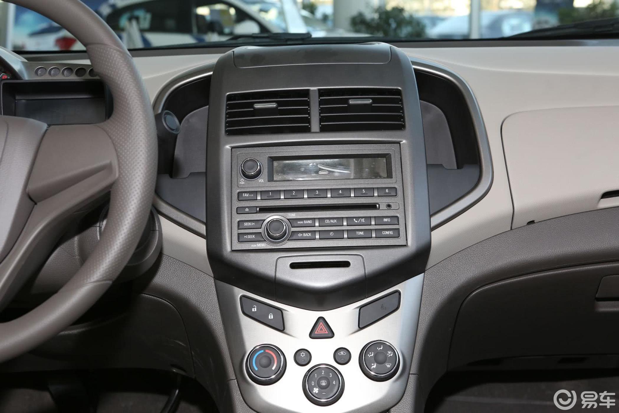 【爱唯欧2011款1.4 sl 手动中控台整体汽车图片-汽车图片大全】-易车