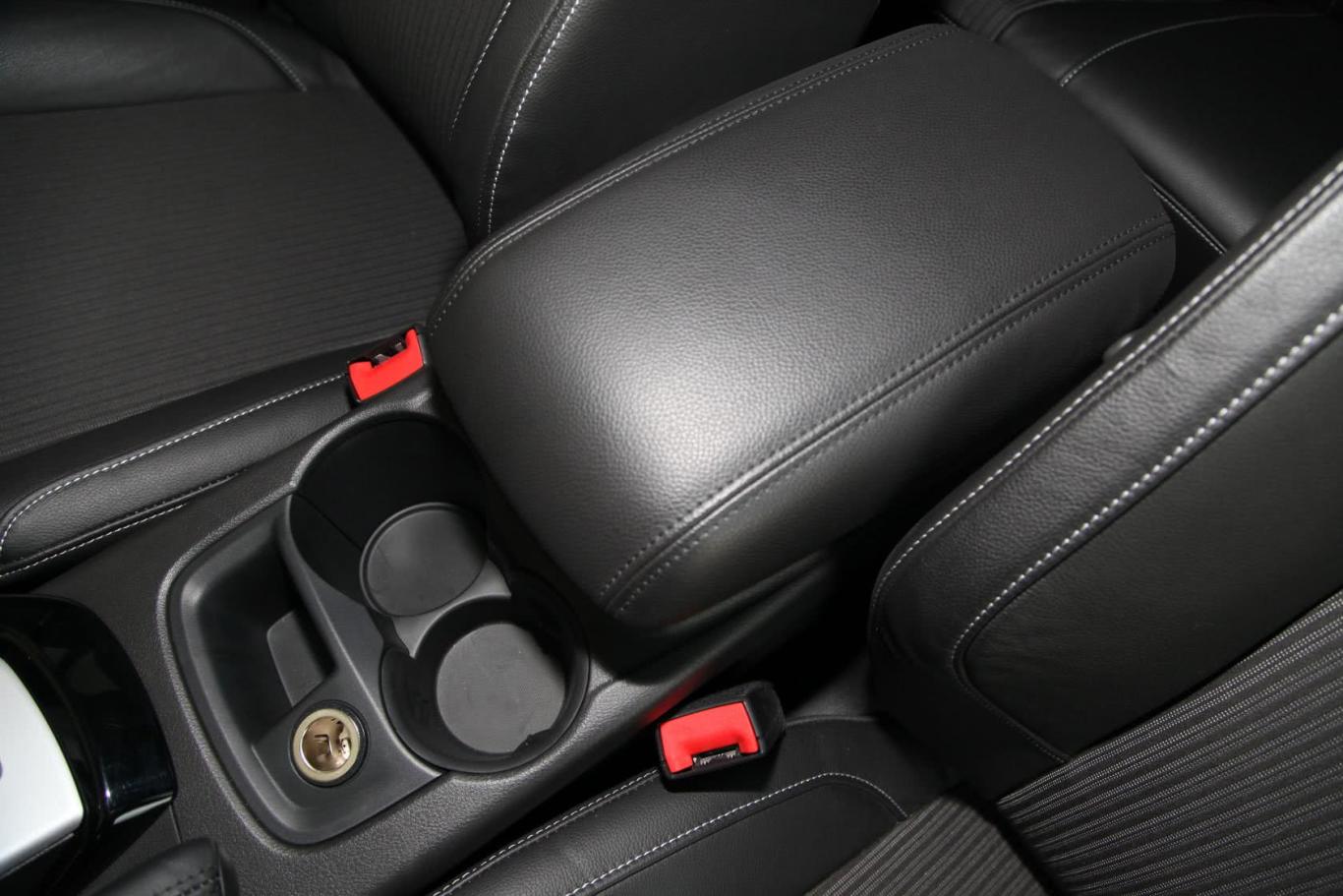 福克斯两厢 2.0l 自动 豪华运动型前排中央扶手箱