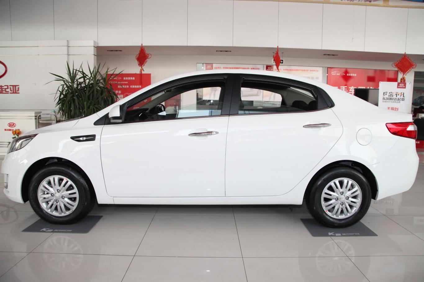 起亚k2三厢 1.4l 自动 gls 纪念版正侧车头向左水平