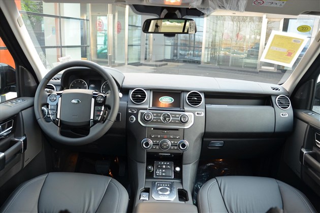 外观方面,2014款第四代发现采用了路虎最新的家族式设计风格,对