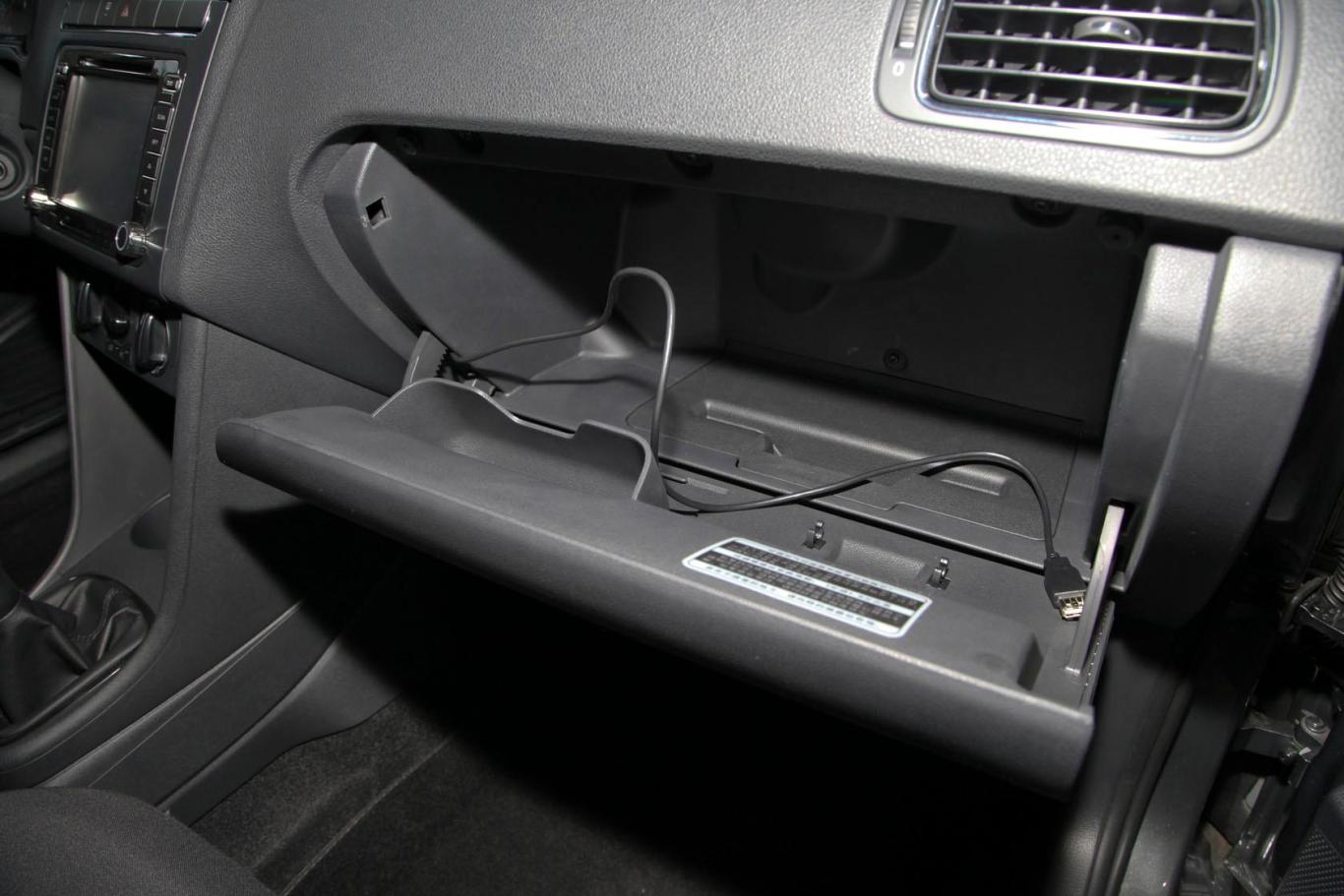 polo1.6l 手动 致尚版手套箱