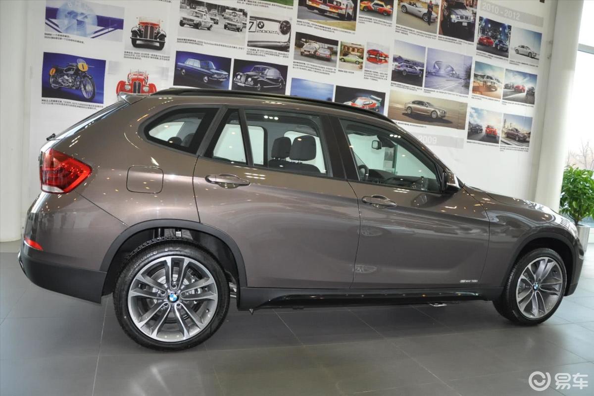 【宝马x12013款sdrive18i 运动设计套装正侧车头向右水平汽车图片