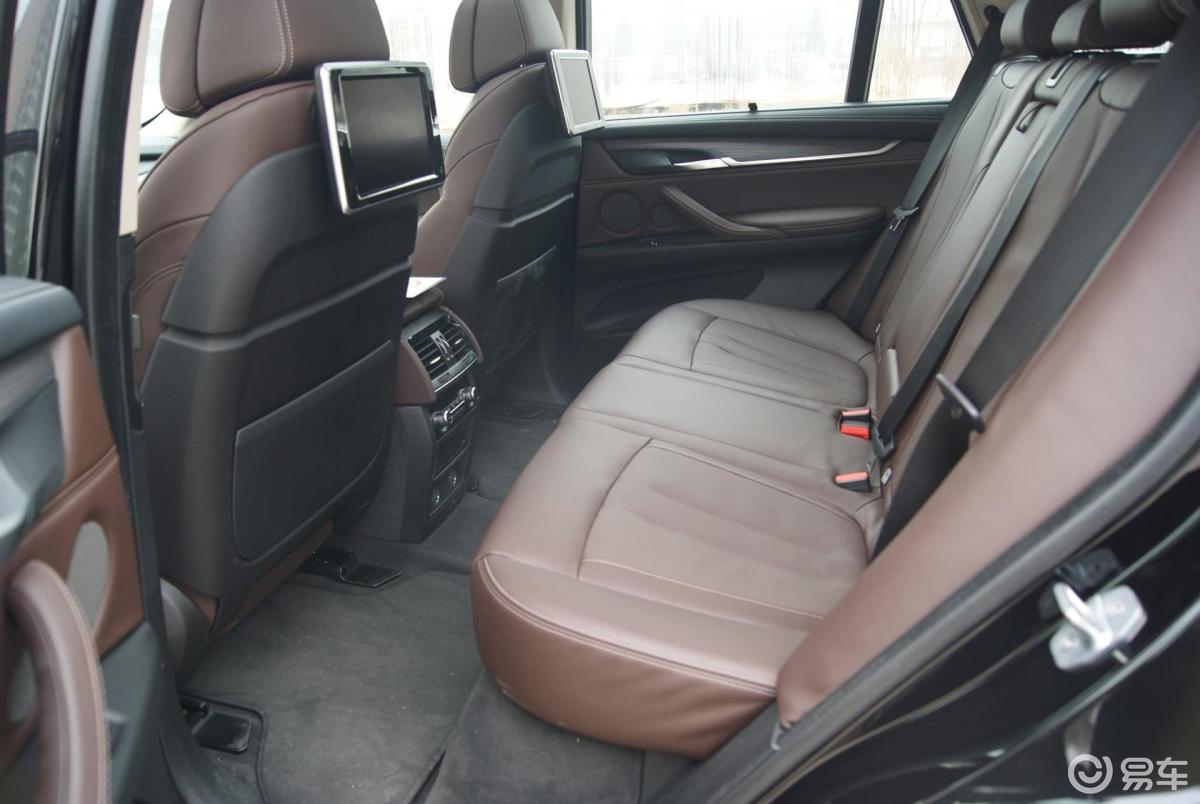 【宝马x52014款xdrive35i 尊享型后排空间体验汽车图片-汽车图片大全
