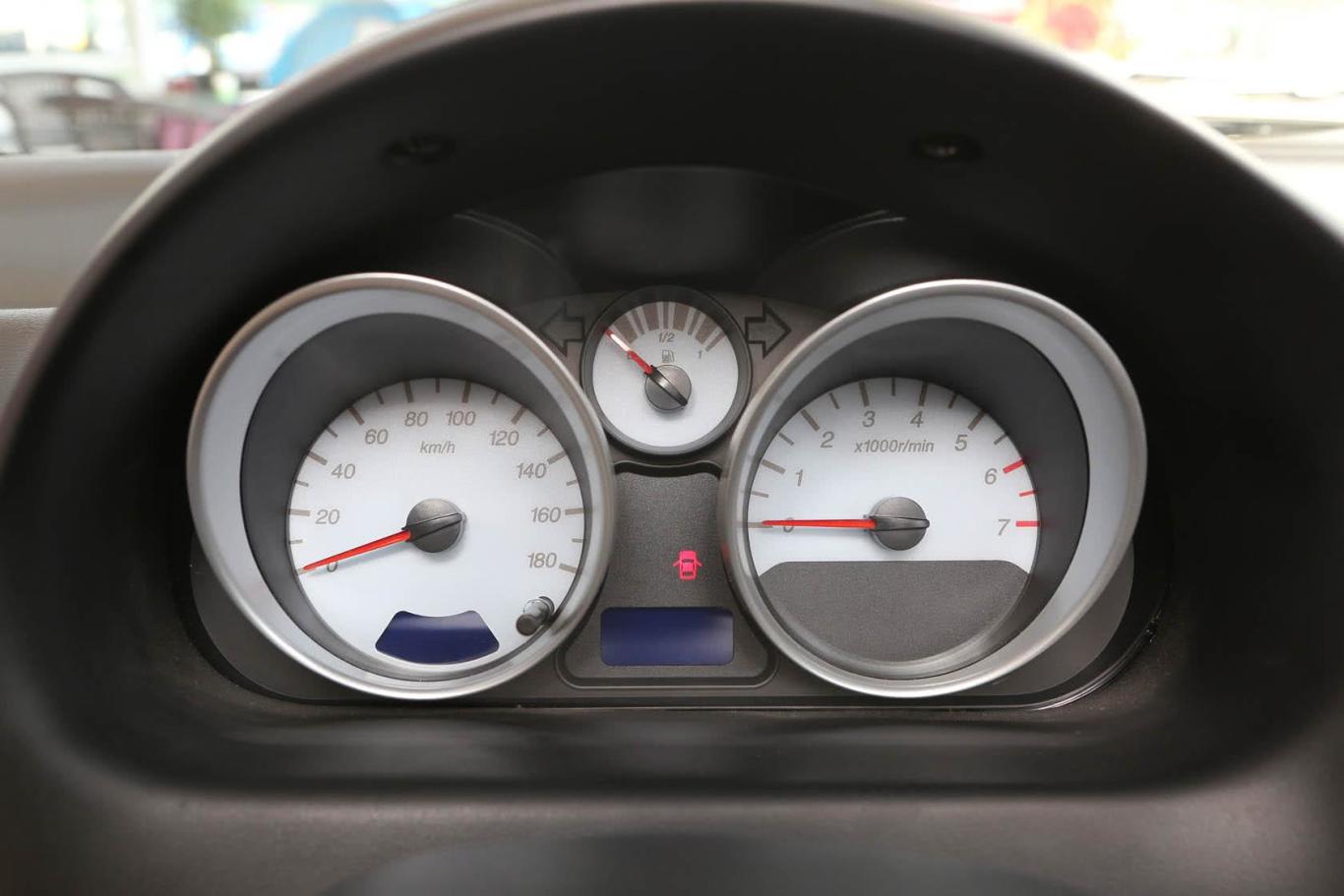 乐驰1.2l 手动 优越型仪表盘