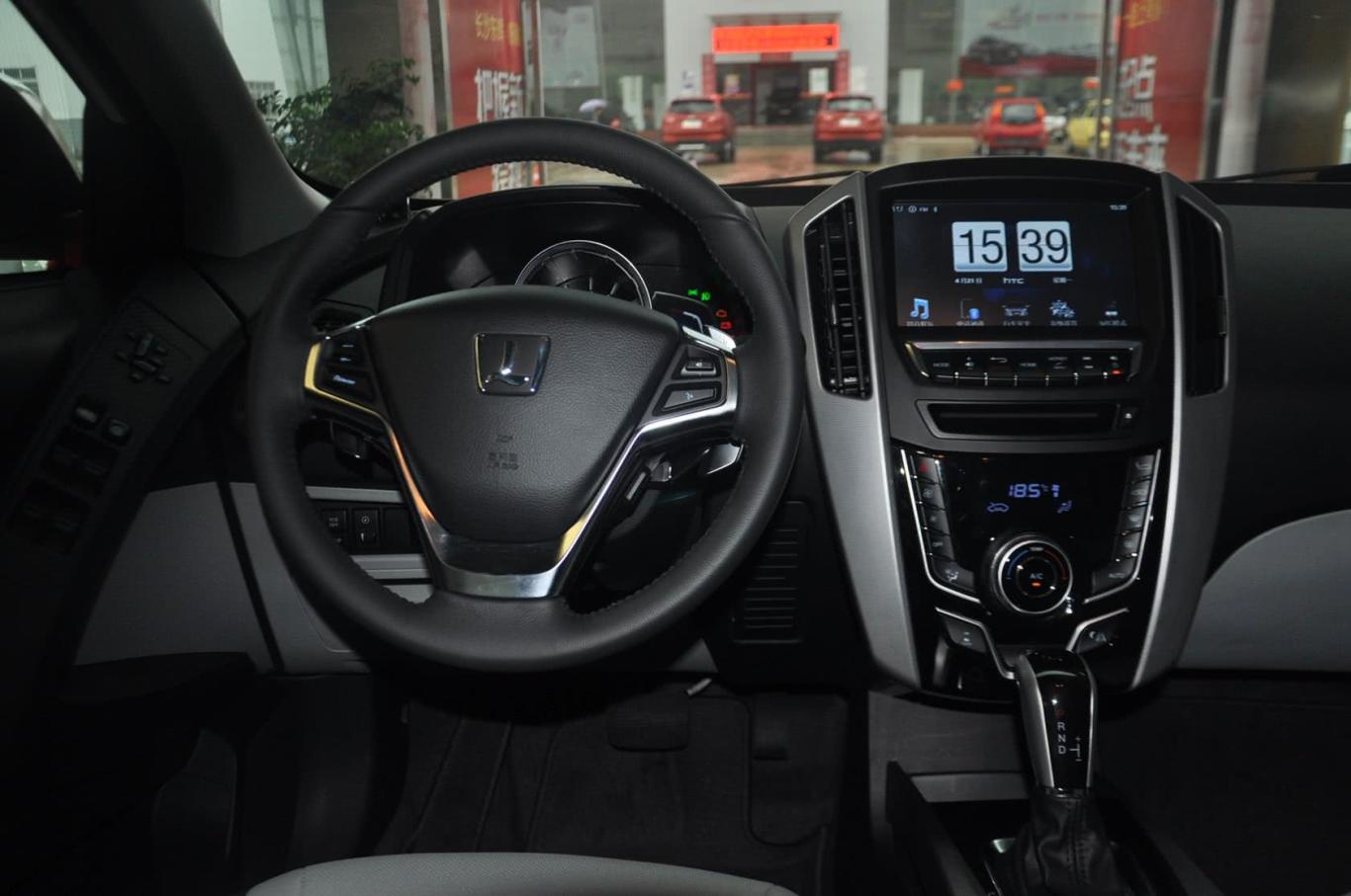 优6 suv2.0t 旗舰型驾驶位区域