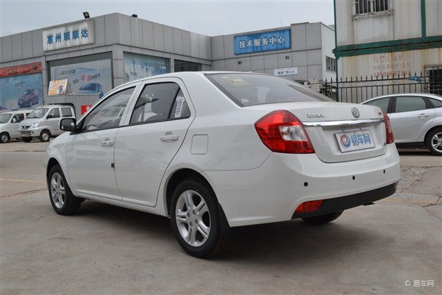 从侧面来看,金刚三厢与吉利英伦sc6的造型十分接近,且两款吵鞘 到店