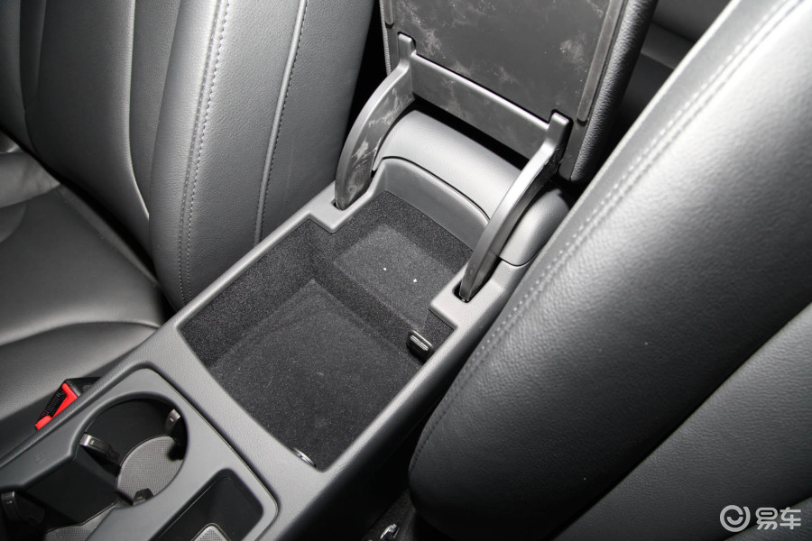 奥迪a4l 前排中央扶手箱空间图
