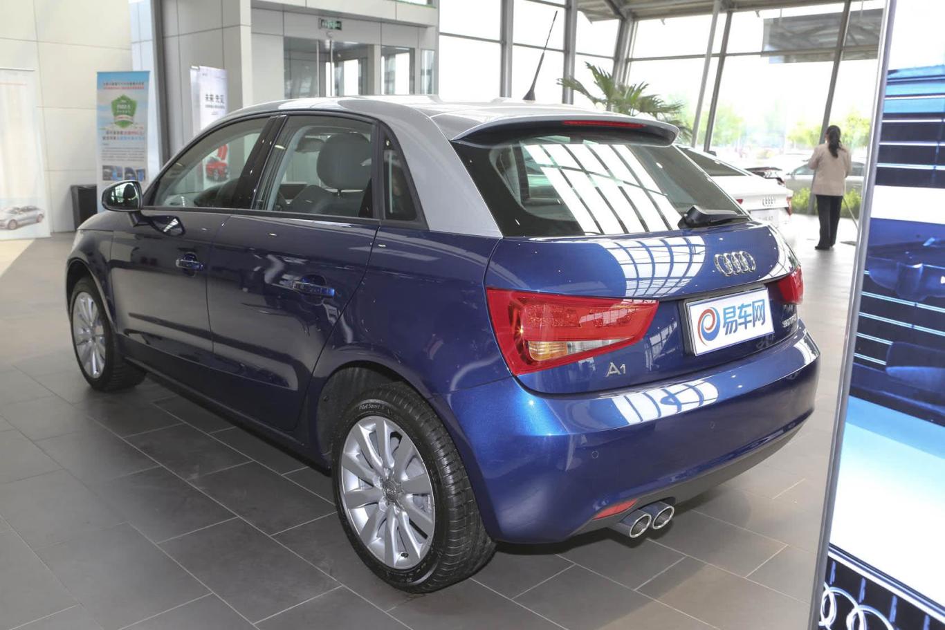 奥迪a1sportback 30tfsi 舒适型侧后45度车头向左水平