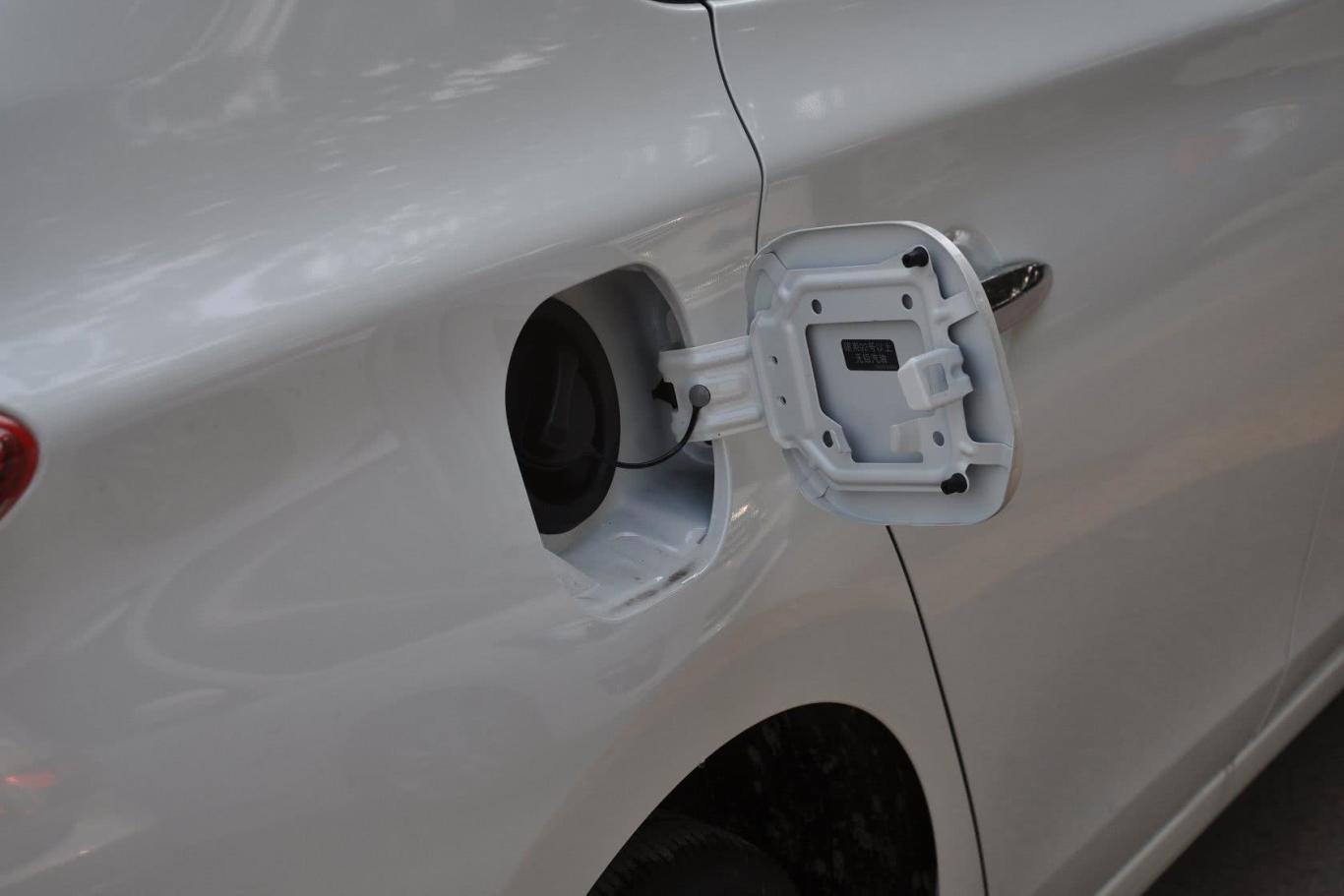 轩逸1.6l cvt xv 尊享版油箱盖