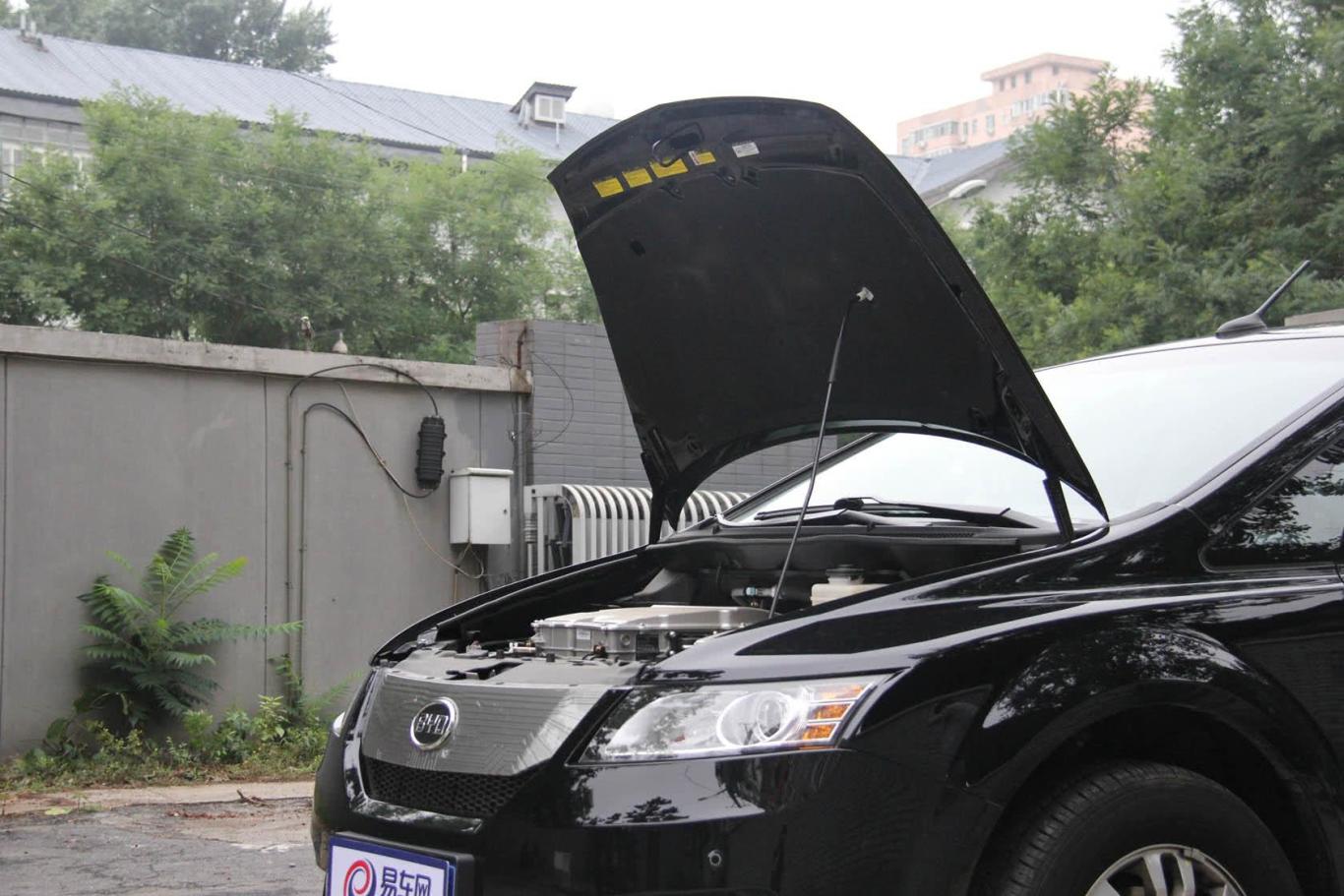 比亚迪e6先行者 尊贵版发动机盖开启