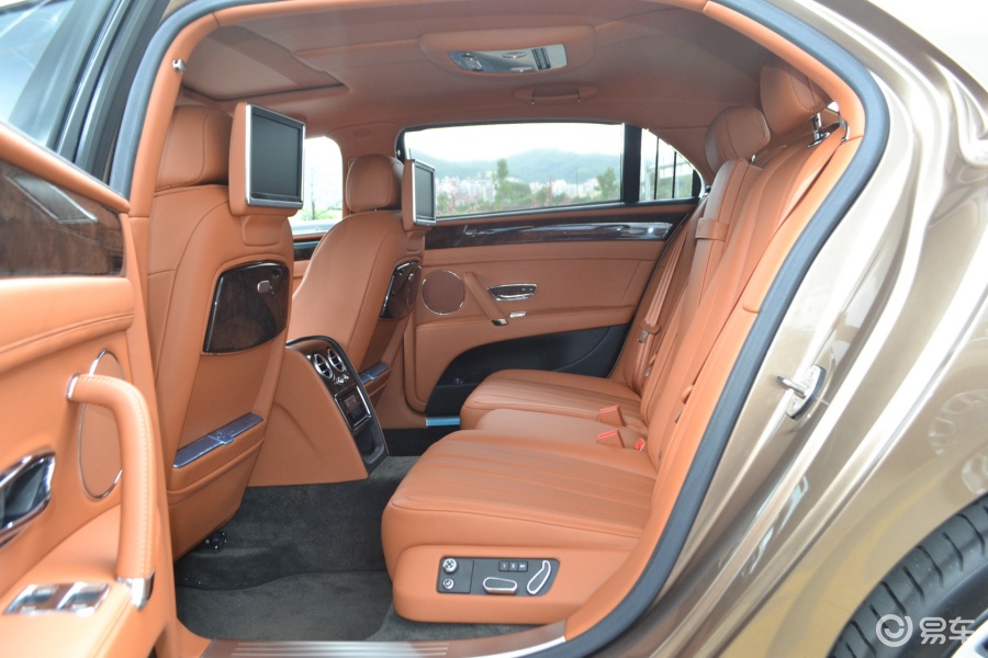 宾利飞驰 后排空间图