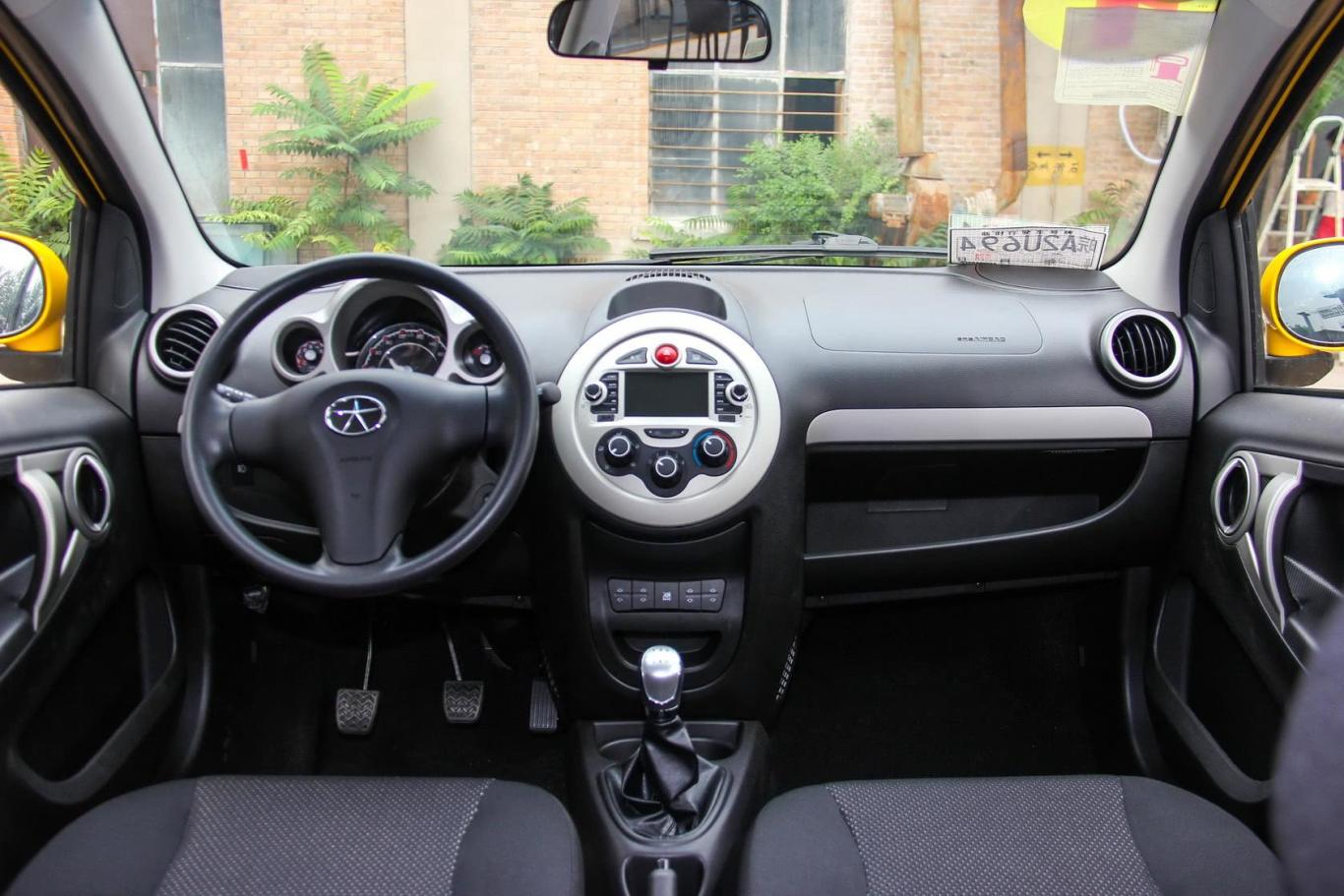 悦悦j2 1.0l 手动 豪华型内饰全景正拍