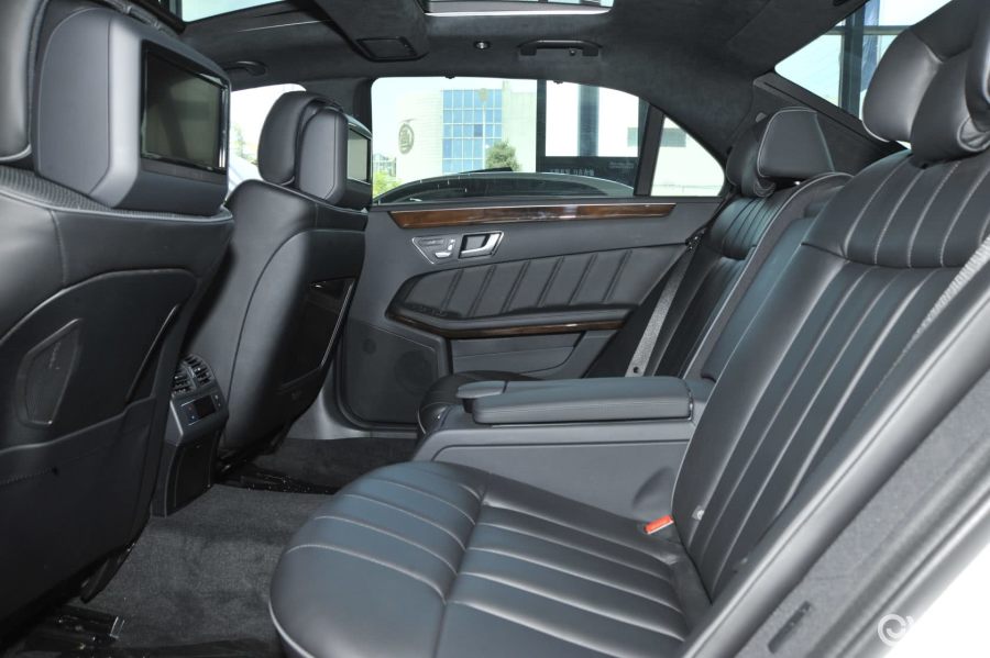 奔驰e级 后排空间图