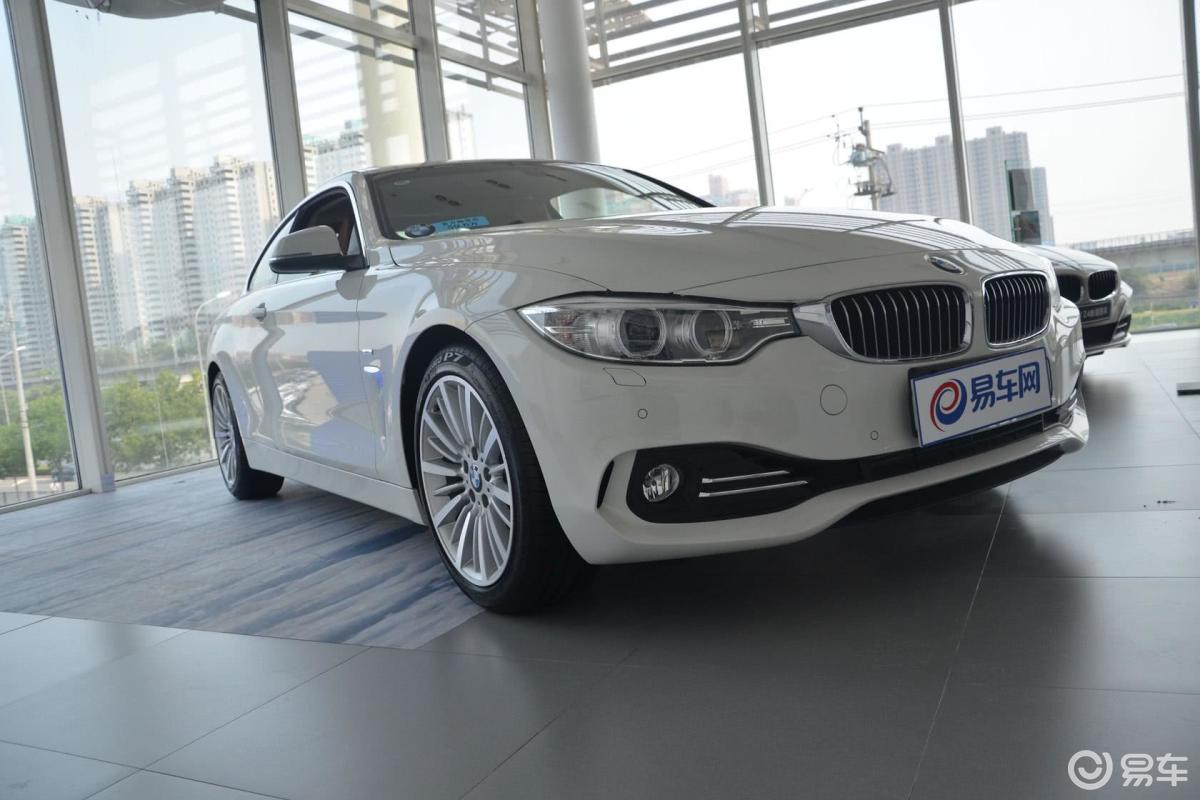 【宝马4系2014款双门轿跑车 428i xdrive 豪华设计套装侧前45度车头