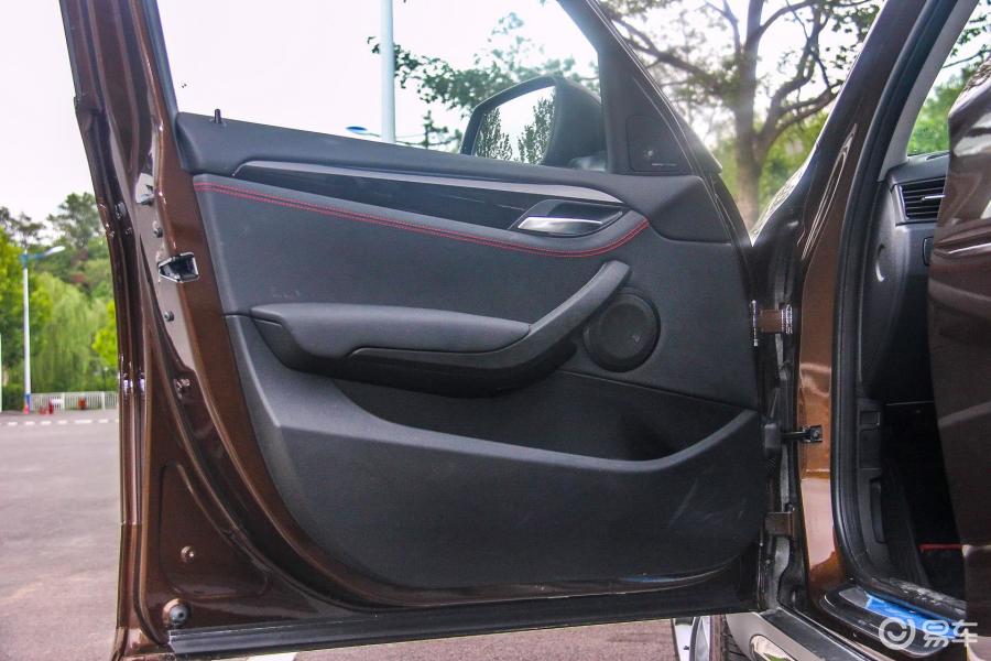 【华晨宝马x12014款sdrive18i 运动设计套装驾驶员侧车门内门板汽车