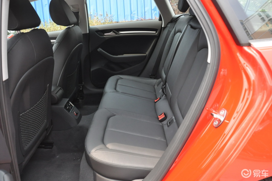 奥迪a3 后排空间图