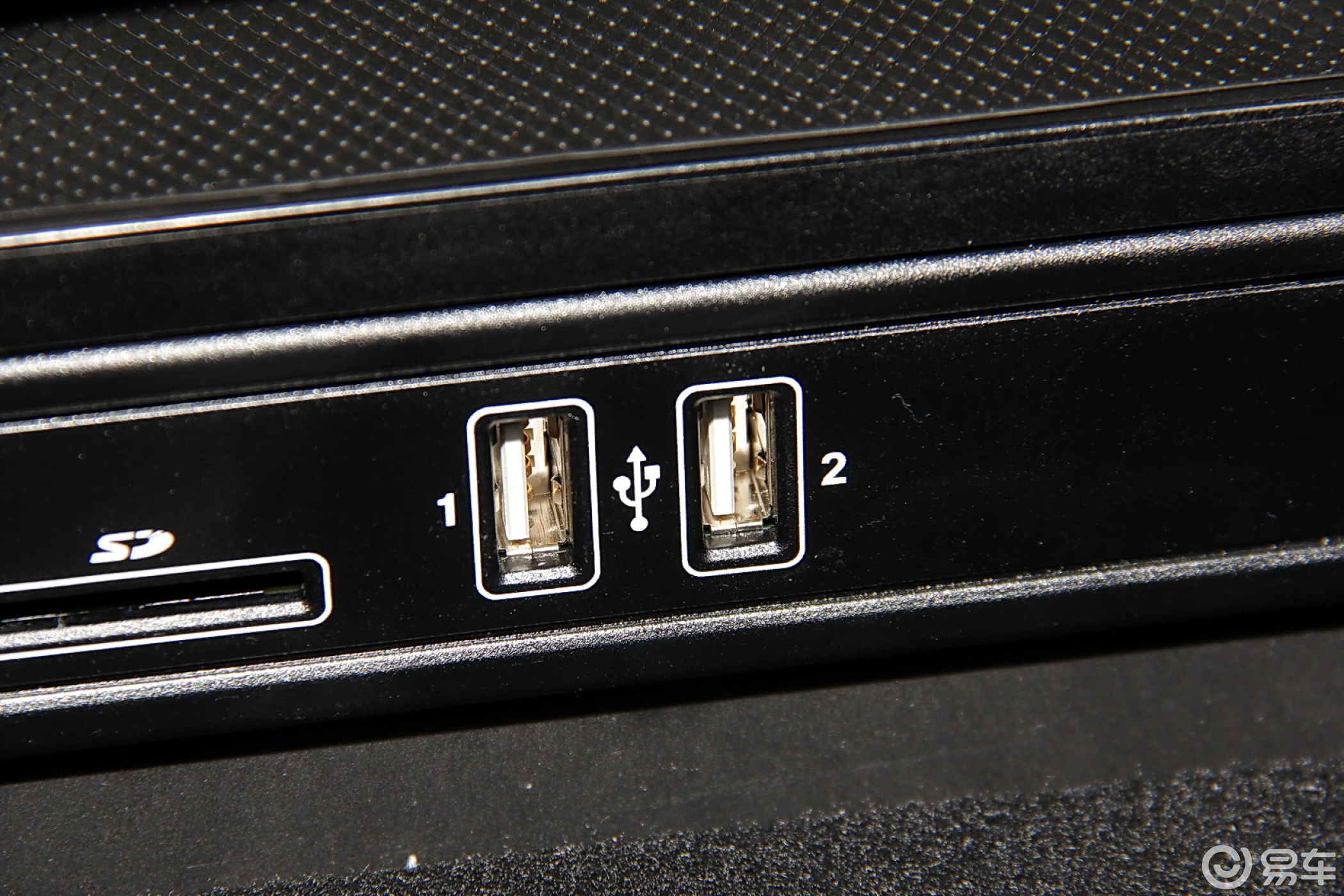 【奔驰c级2015款c 260 l 运动型usb接口汽车图片-汽车图片大全】-易车