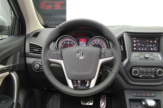 mggt内饰依然采用简约风格设计而出,新车中控台样式相比mg5车型进行了