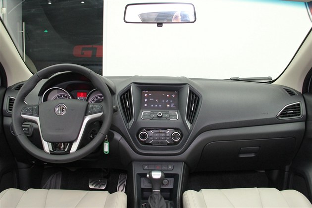 mggt内饰依然采用简约风格设计而出,新车中控台样式相比mg5车型进行了