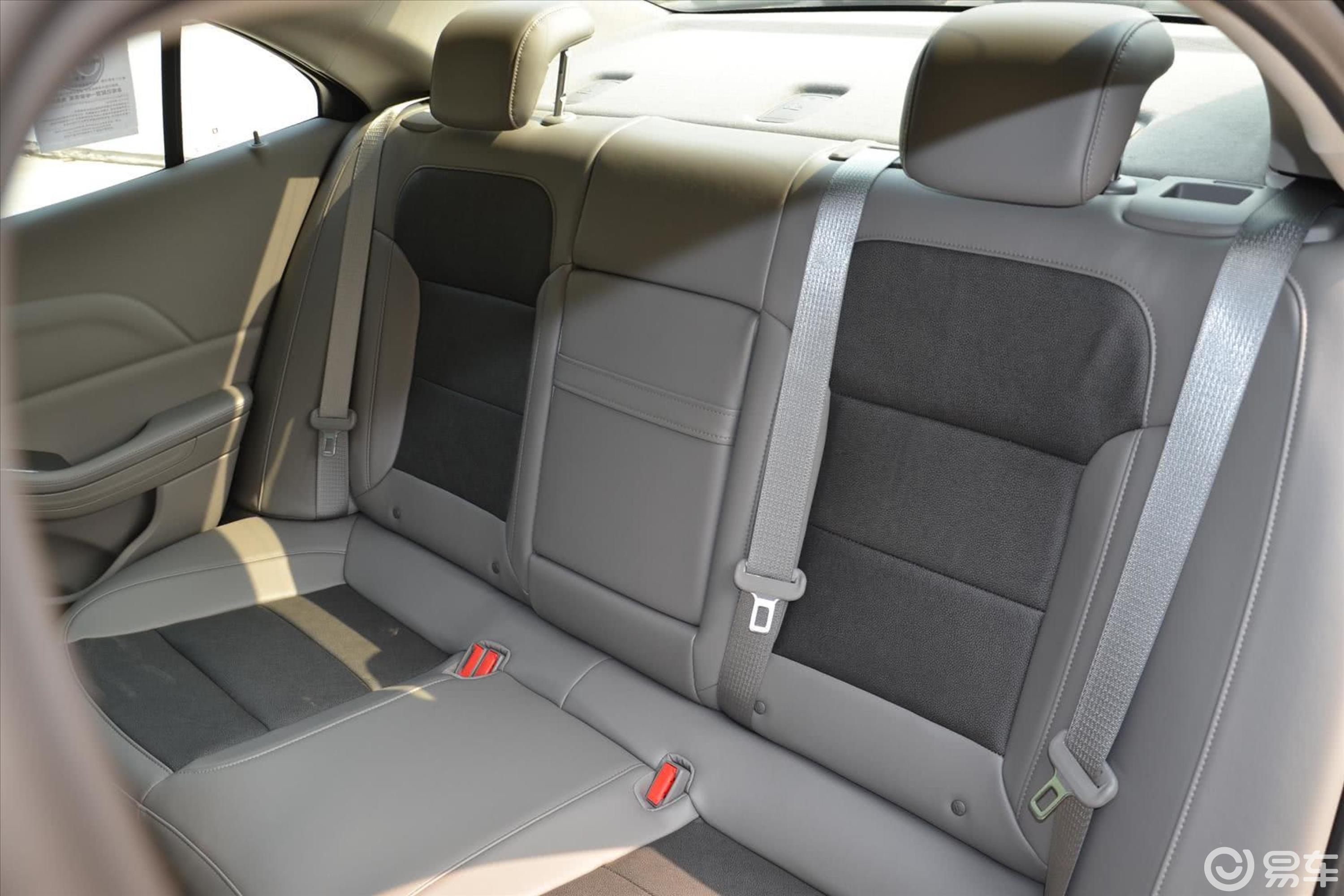 4l 手自一体 豪华版后排座椅汽车图片-汽车图片大全】-易车