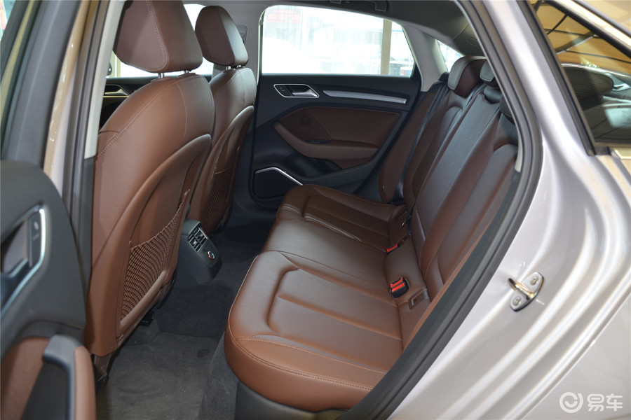奥迪a3 后排空间图