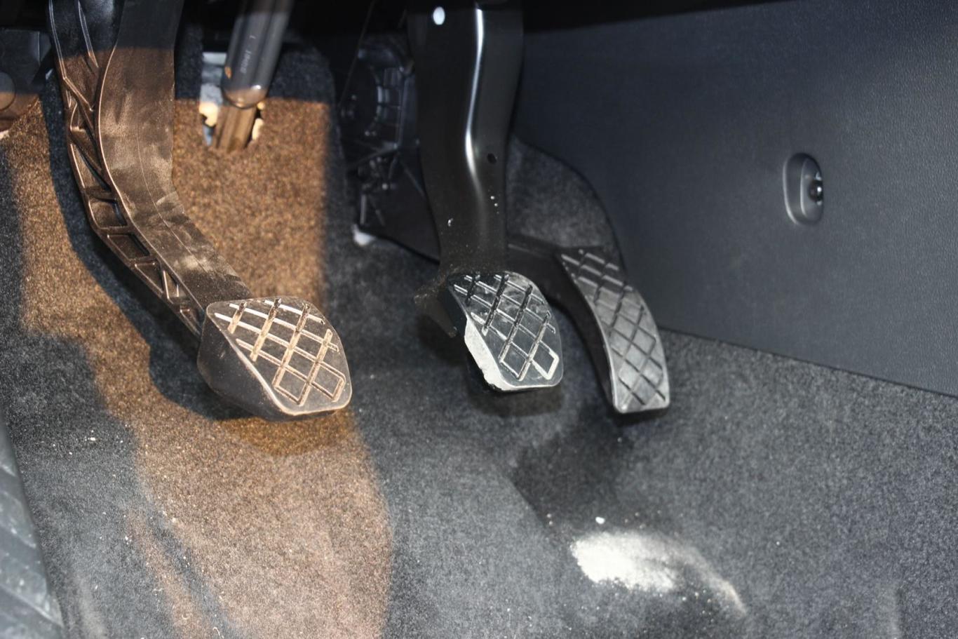 明锐1.6l 手动逸致版脚踏板