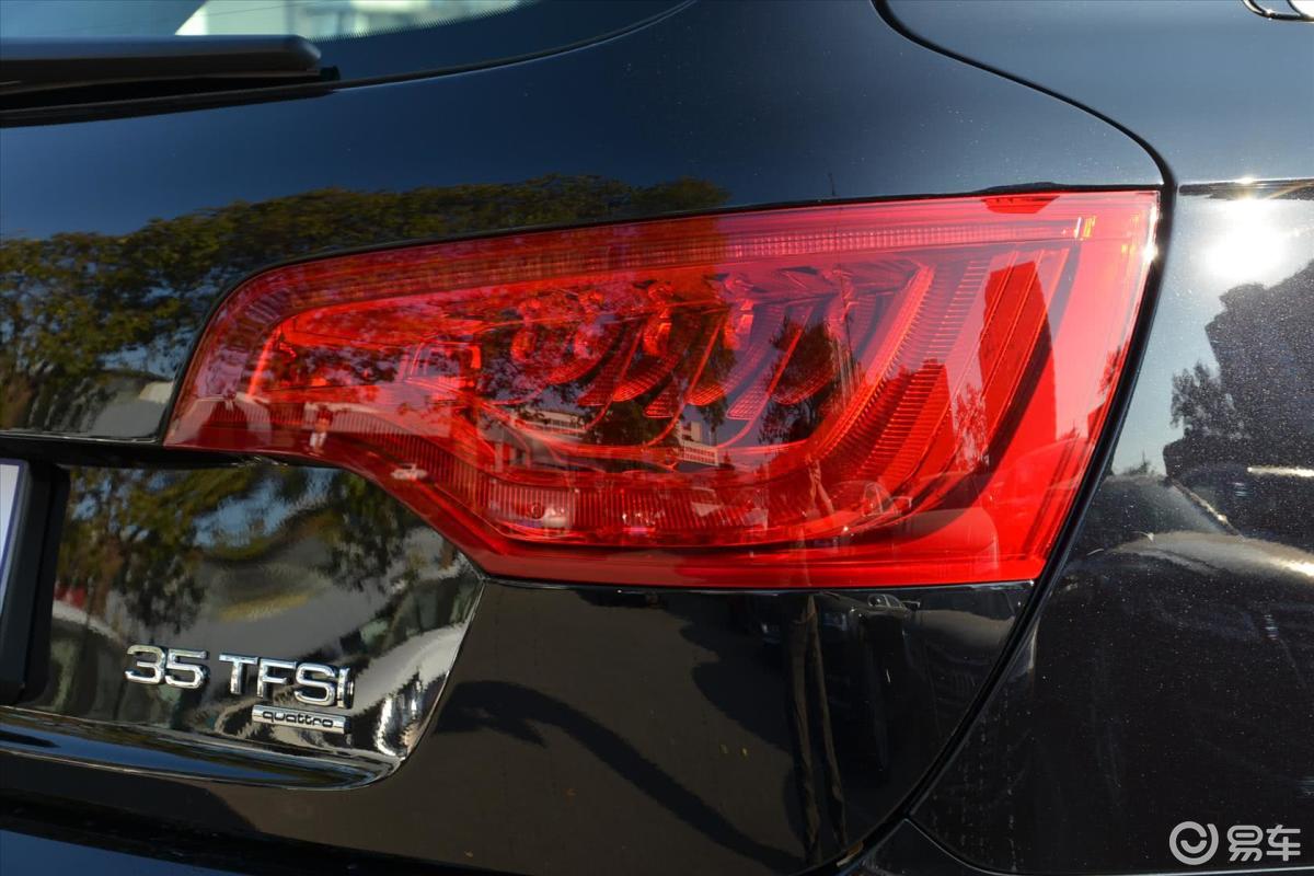 【奥迪q72015款35 tfsi quattro 运动型尾灯侧45度俯拍汽车图片-汽车