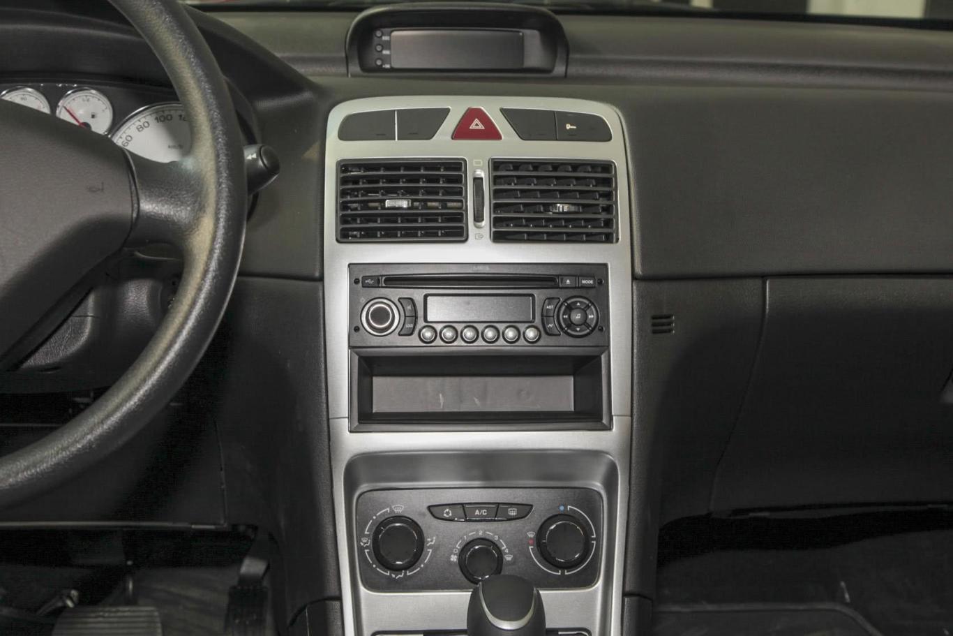 标致307两厢 1.6l 自动 舒适版中控台整体