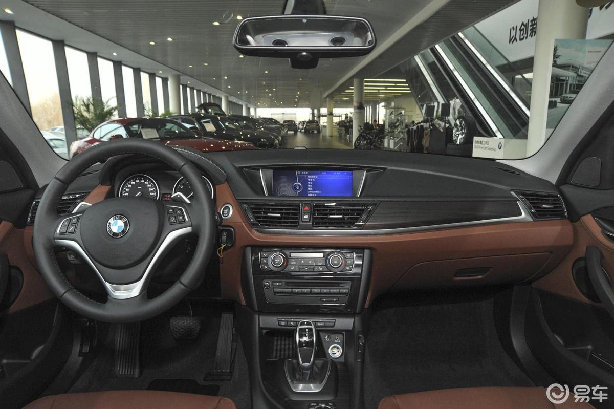 【宝马x12014款xdrive28i x设计套装内饰全景正拍汽车图片-汽车图片
