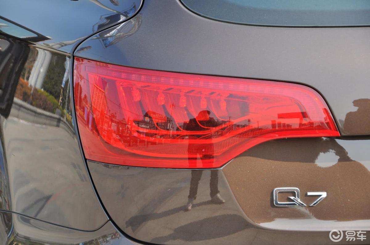 【奥迪q72015款35 tfsi quattro 进取型尾灯侧45度俯拍汽车图片-汽车