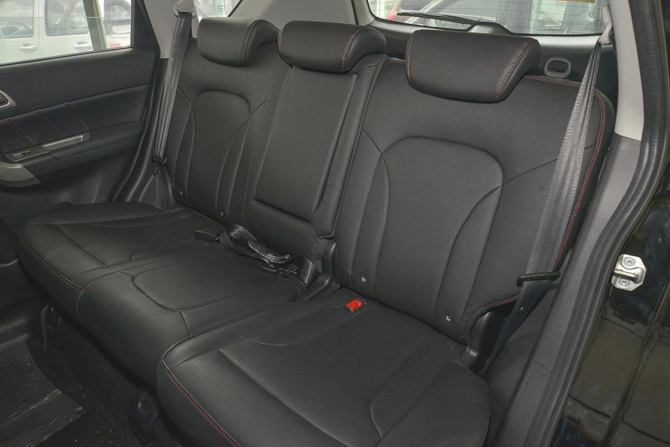 哈弗h6升级版 1.5t 手动 两驱 精英型后排座椅