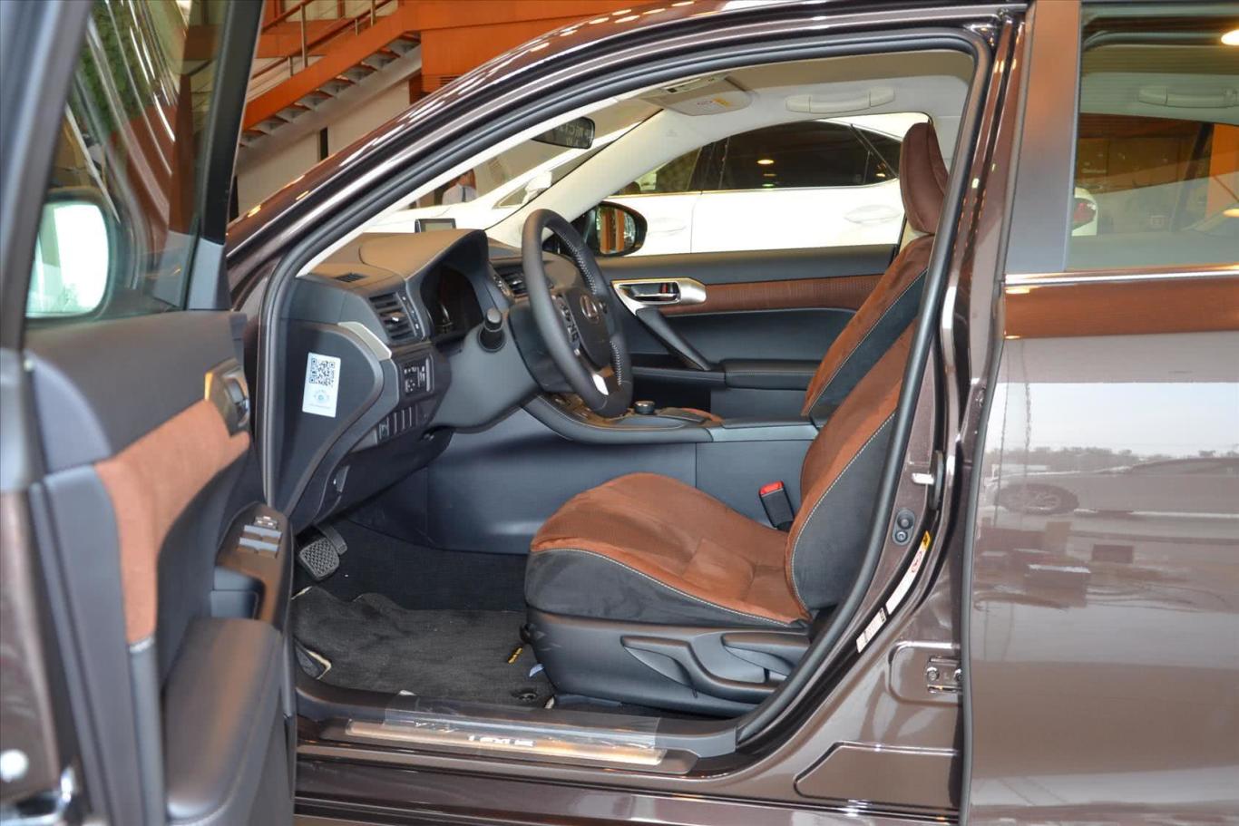 雷克萨斯ct200h 1.8l 自动 巧克力版前排空间