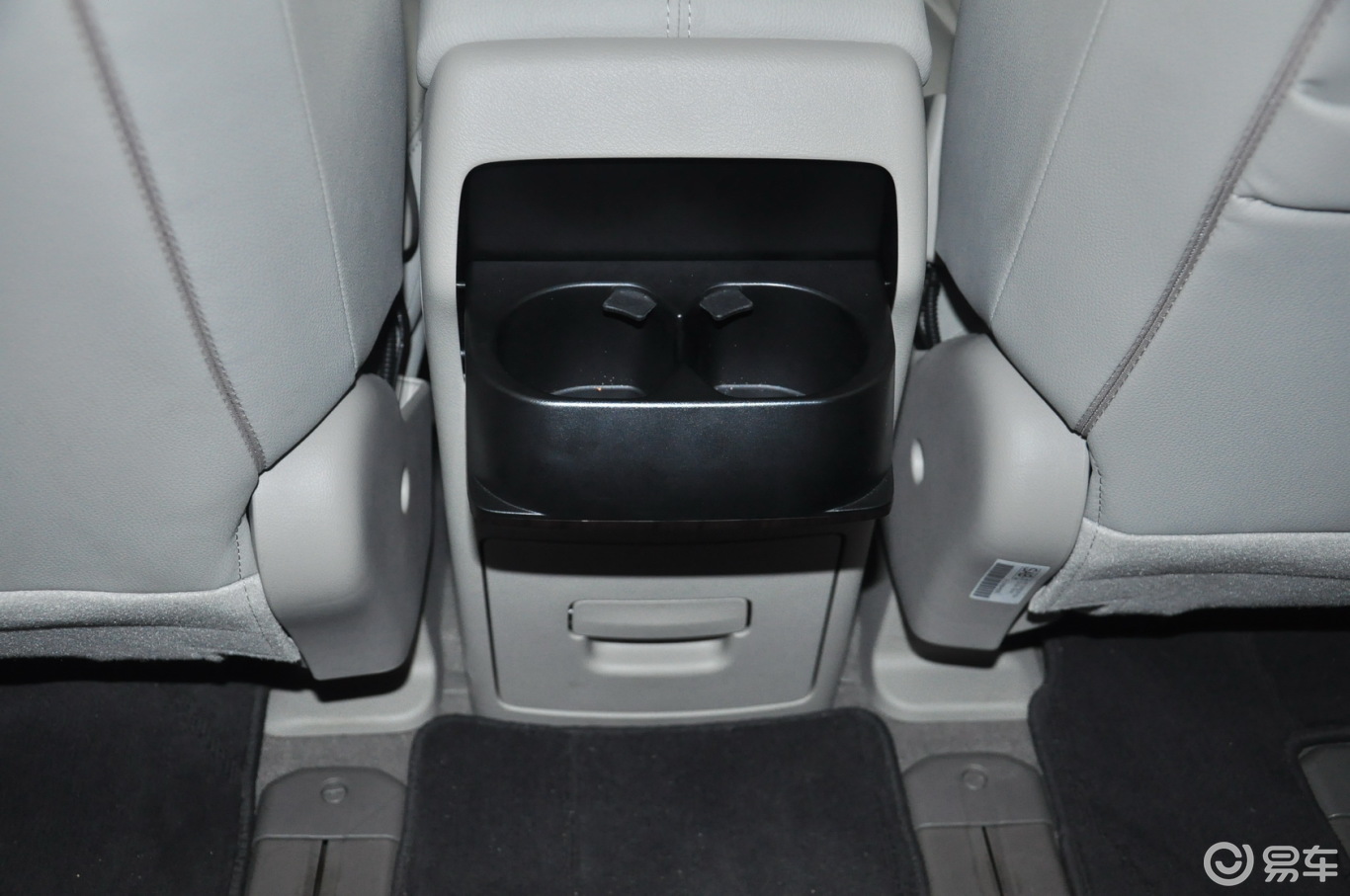 后排出风口(中央)