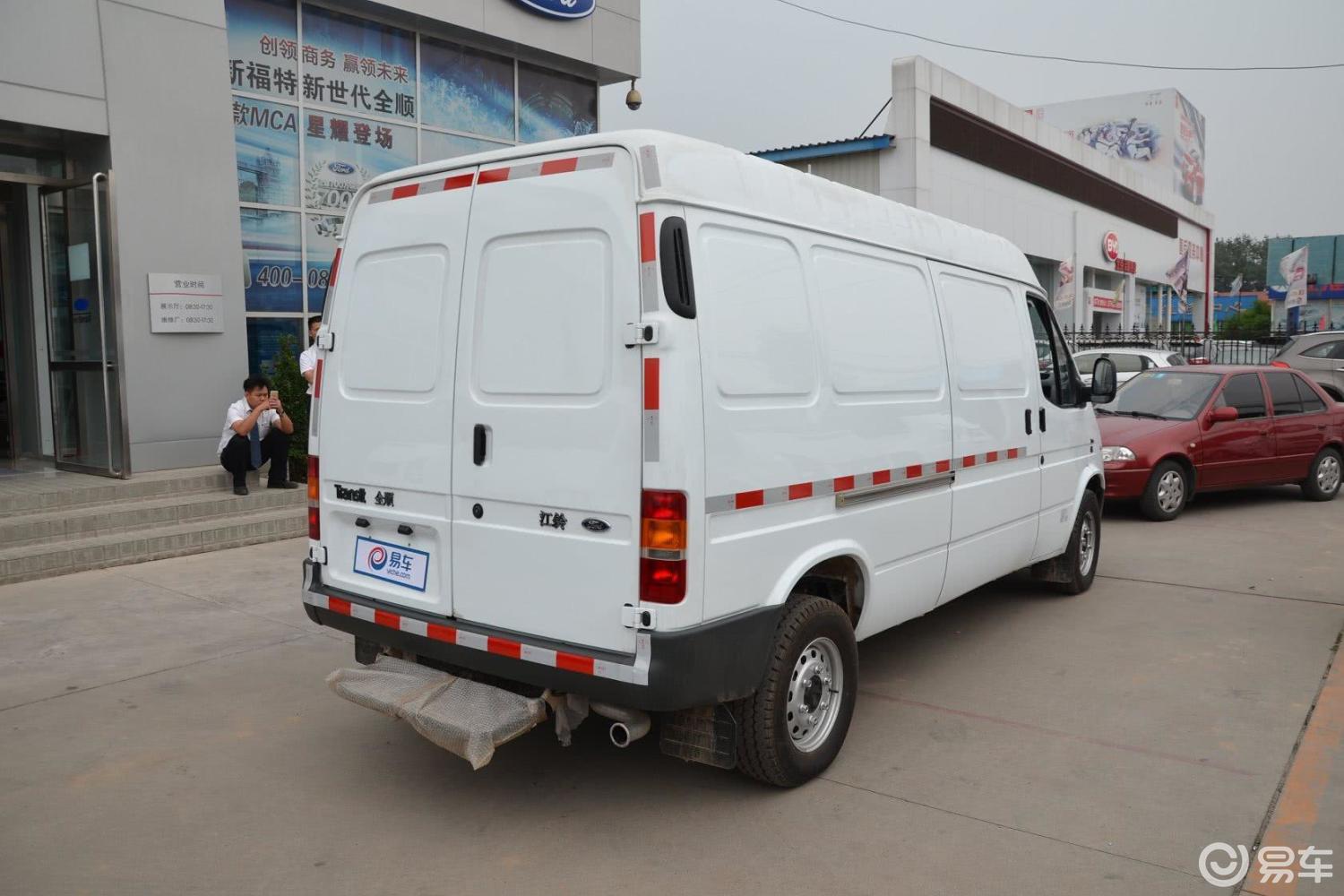 长轴3座中顶厢式运输车欧四