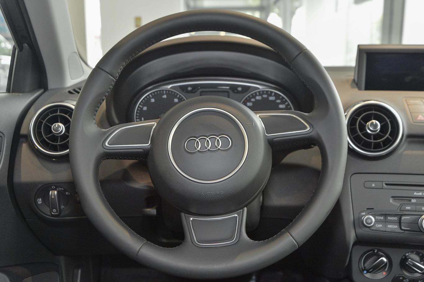 奥迪a130 tfsi 技术型方向盘