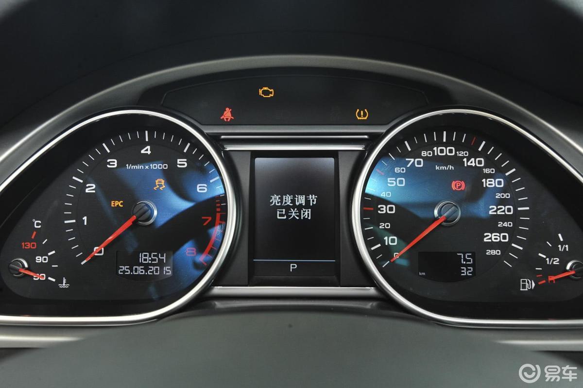【奥迪q72015款35 tfsi quattro 运动型仪表盘背光显示汽车图片-汽车