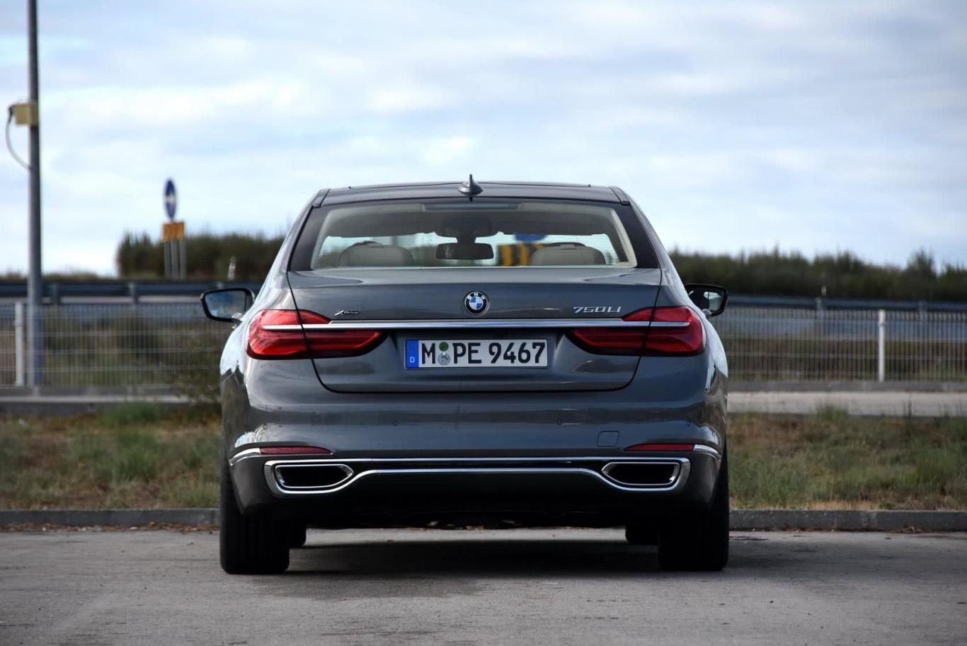 宝马7系750li xdrive 四座版正后水平