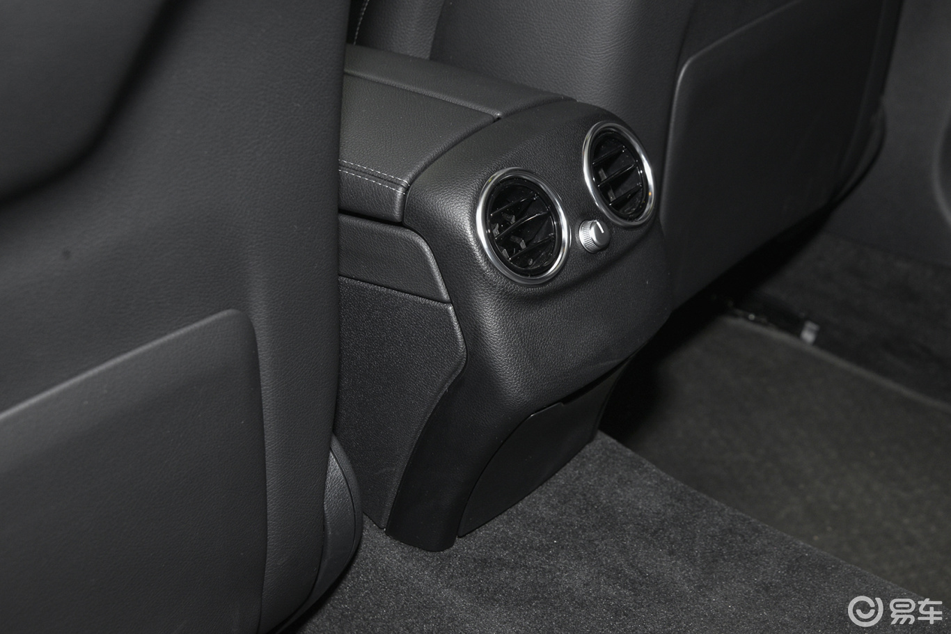 后排出风口(中央)