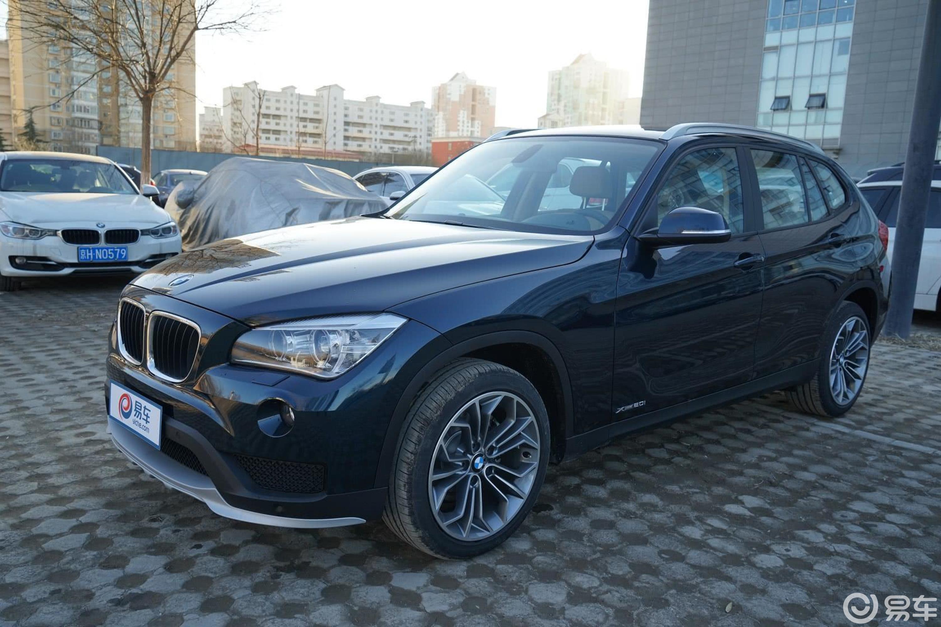 【宝马x12015款xdrive20i 时尚晋级版侧前45度车头向左水平汽车图片