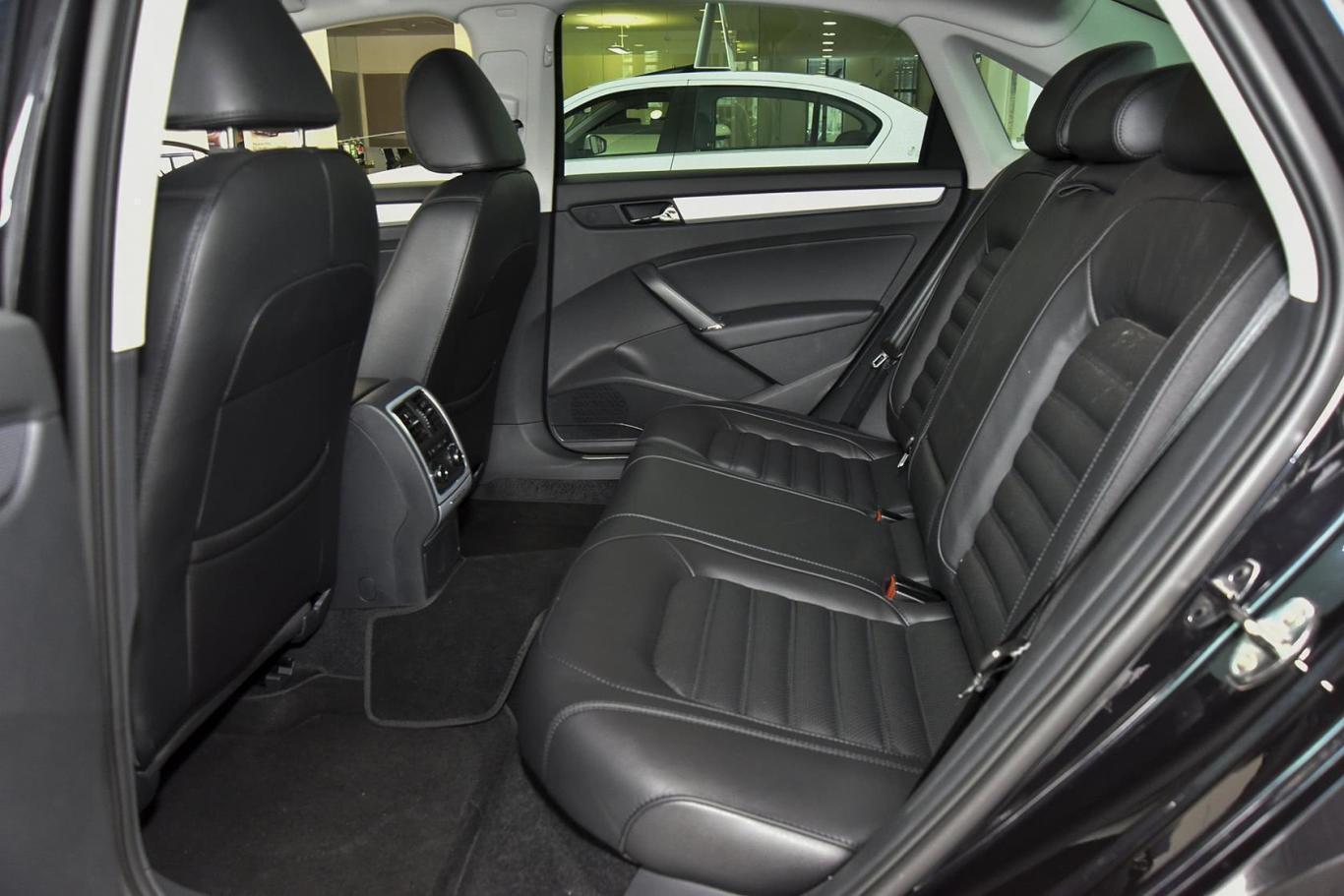 帕萨特1.8t 双离合 御尊导航版后排座椅