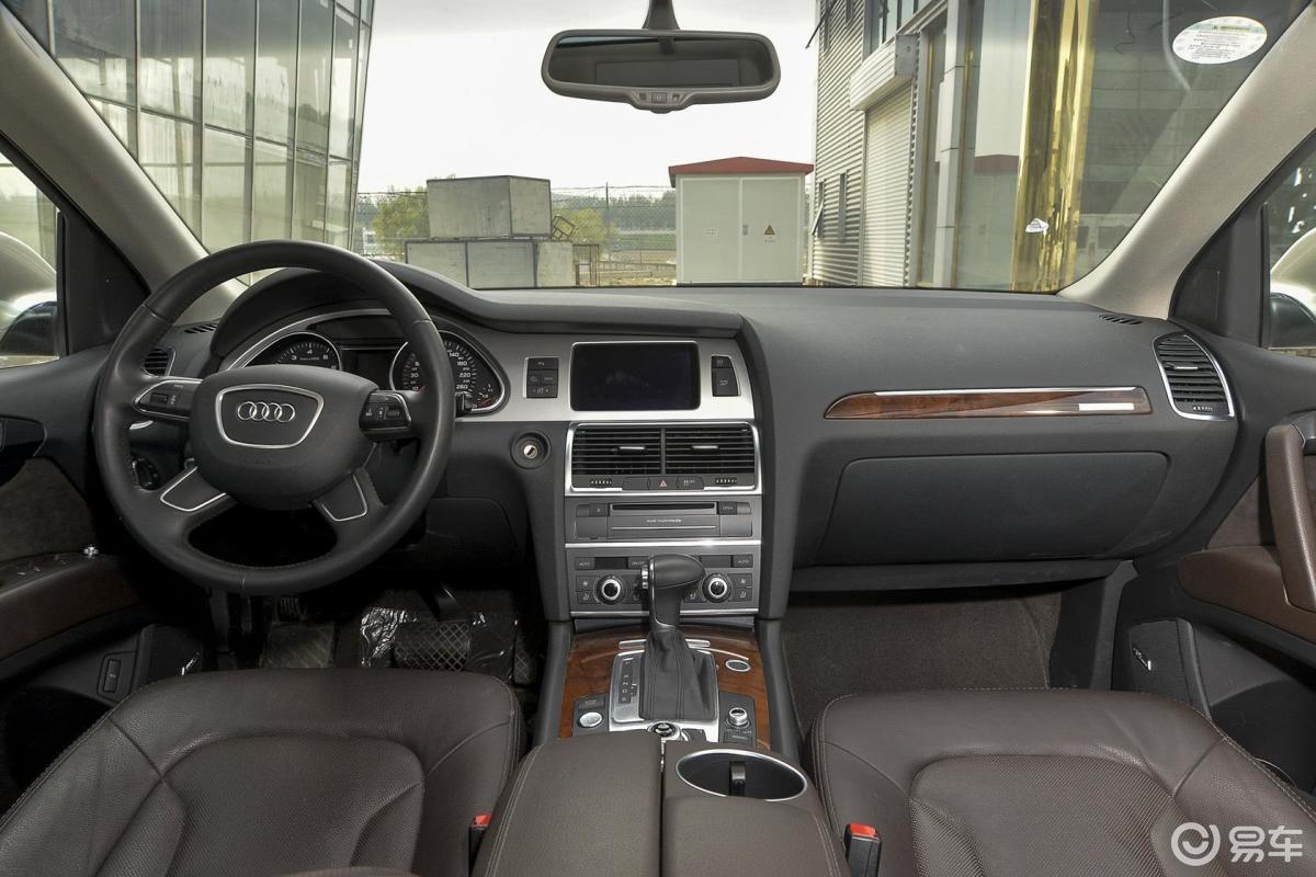 【奥迪q72015款40 tfsi quattro 典藏版内饰全景正拍汽车图片-汽车