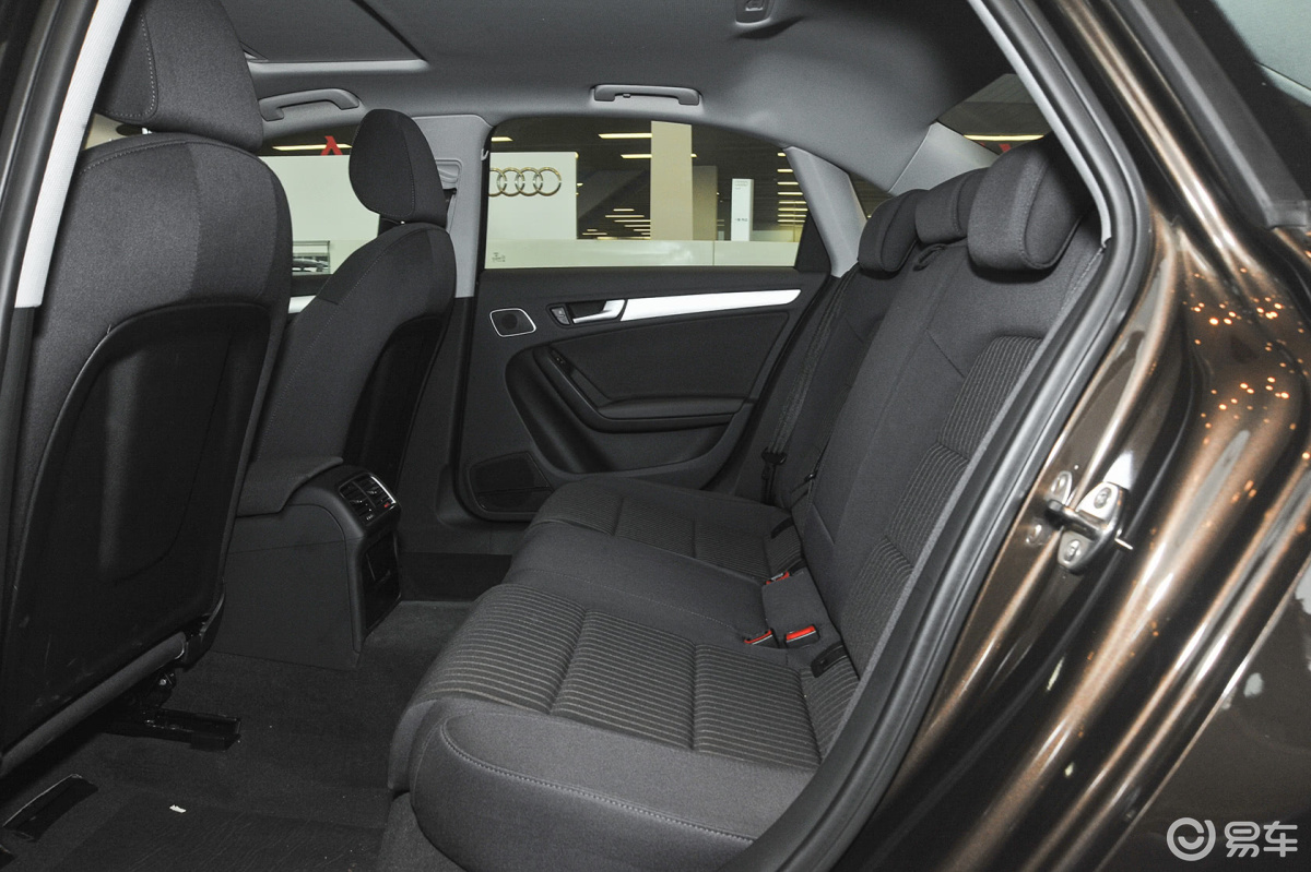 【奥迪a4l2016款45 tfsi quattro 个性运动型后排空间体验汽车图片