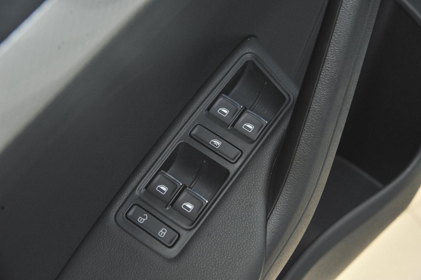 捷达1.6l 自动豪华型车窗升降键