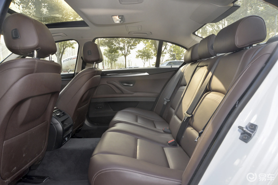 宝马5系 后排空间图