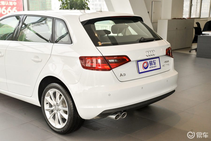 【奥迪a32015款sportback 40tfsi 双离合 舒适型车尾局部汽车图片