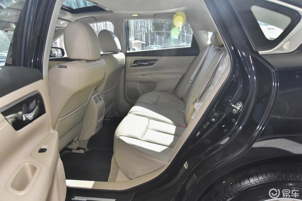 【天籁2013款2.0xl 舒适版后排空间体验汽车图片-汽车图片大全】-易车